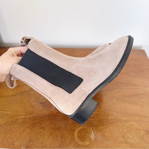 Aeyde • Simone 40 Suede Chelsea Boots ankle lug sole taupe beige snip square toe - Picture 9 of 14